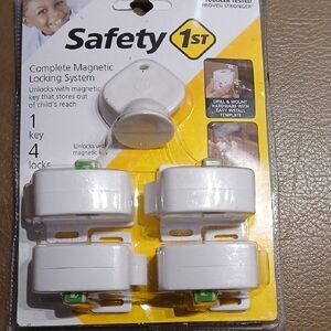 Safety 1st Magnetic Locking System